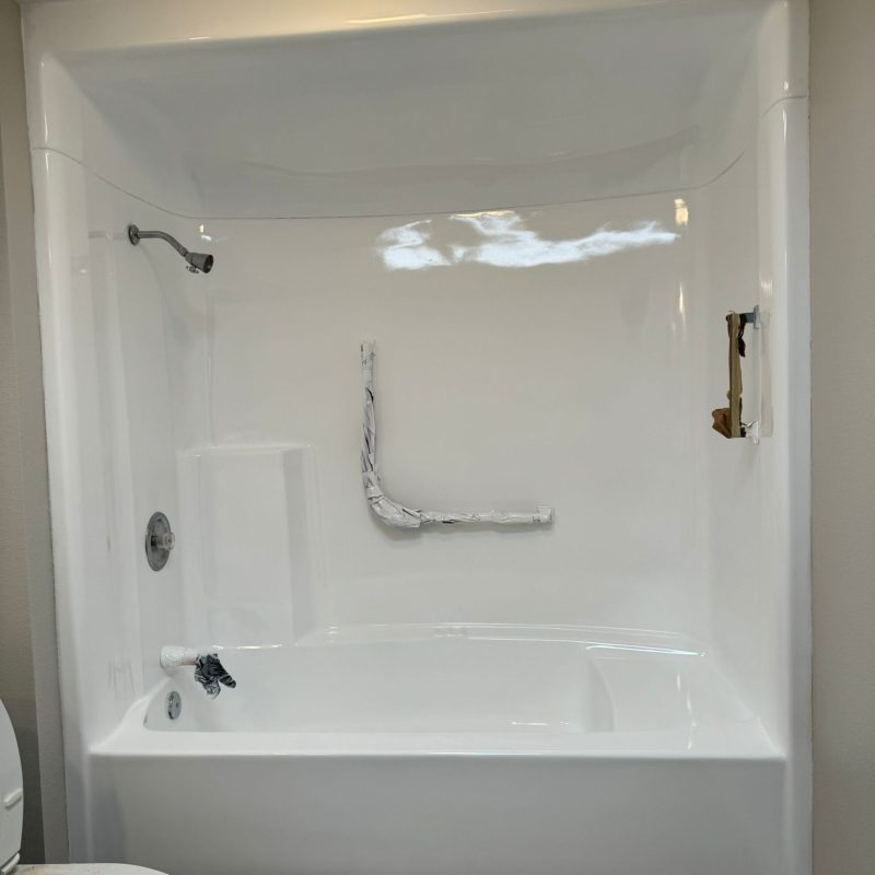 bathtub-refinishing-gloss-white-js-remodeling-arizona